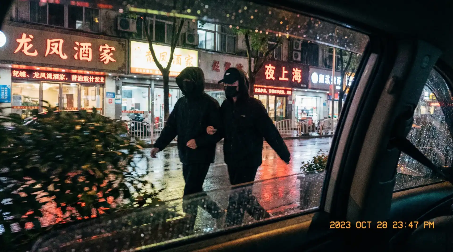 今日吃瓜 - 今日吃瓜与网友热议汇总 - 顶流明星深夜密会现场抓拍照片